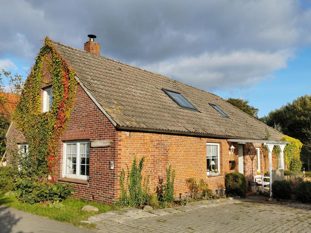 Ferienglueck An Der Nordsee Buche Deine Erdgeschoss-Ferienwohnung Mit Kamin Terrasse Und Eingezaeuntem Garten Fuer Unvergessliche Auszeiten Altfunnixsiel Exteriér fotografie